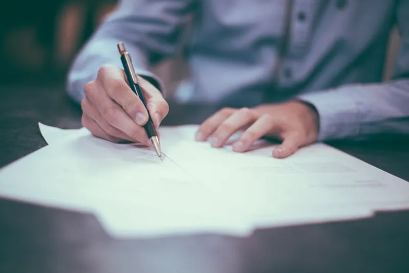 Contratos desatualizados: riscos ocultos e quando revisar